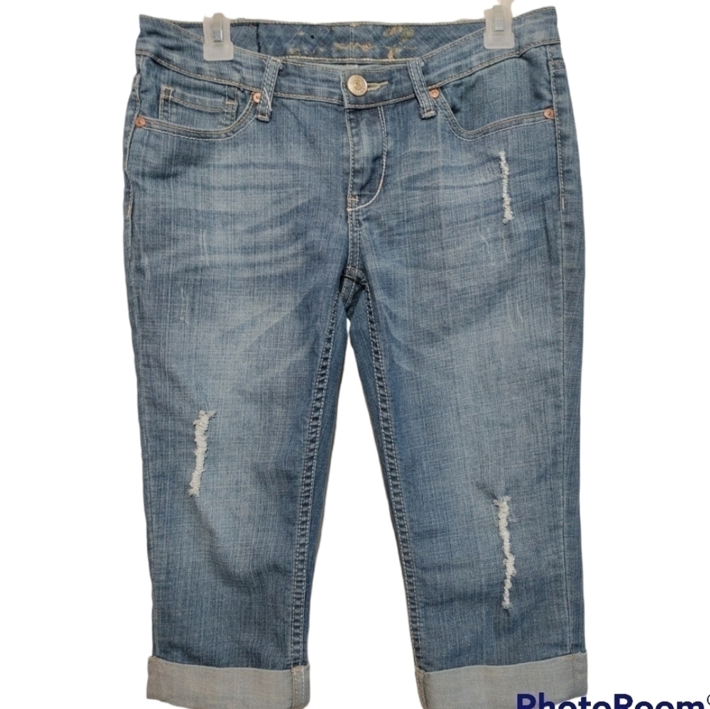 Seven7 capri jeans size 6 stretch and light destructed medium wash